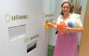 Raquel Castelpoggi, coordenadora de Responsabilidade Socioambiental, entregou as tampinhas na Rio Eco Pet's